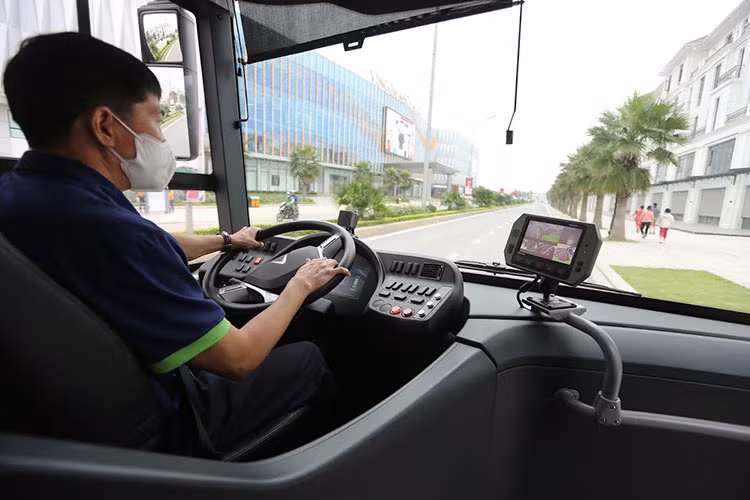 Trong xe, VinBus được trang bị bảng điện tử thông báo điểm dừng sắp tới, wifi miễn phí, cổng sạc USB, màn hình giải trí và hệ thống camera an ninh và kiểm soát hành trình, cảnh báo lùi, quan sát khi dừng đỗ.