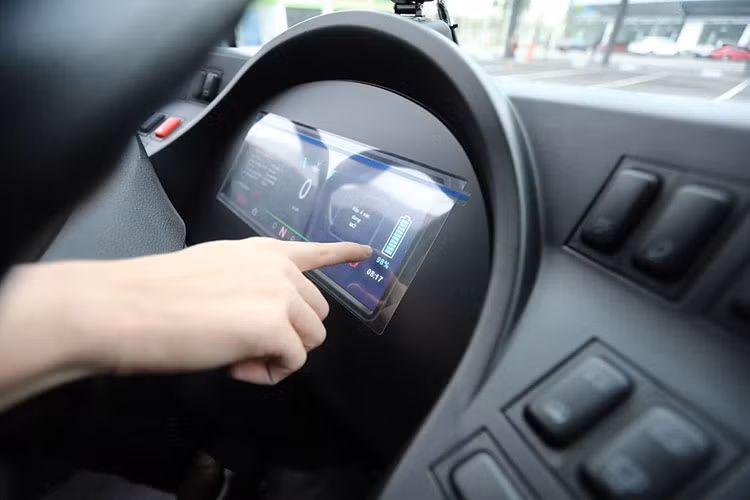 Hãng trang bị pin dung lượng 281kWh cho VinBus, có khả năng di chuyển tối đa từ 220-260km. Tại hệ thống trạm sạc nhanh 150kWh của VinBus với công nghệ sạc do Starcharge cung cấp, xe nhanh chóng được sạc đầy trong 2 giờ đồng hồ.