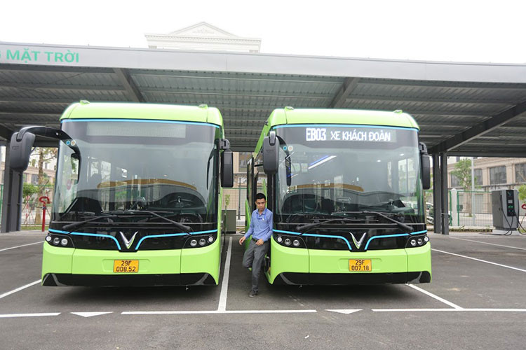Xe buýt điện thông minh Vinfats có thiết kế thân thiện với màu xanh lá chủ đạo, tượng trưng cho định hướng đầu tư phát triển hệ sinh thái phương tiện giao thông thông minh, sử dụng năng lượng xanh, thân thiện môi trường của hãng xe thương hiệu Việt.