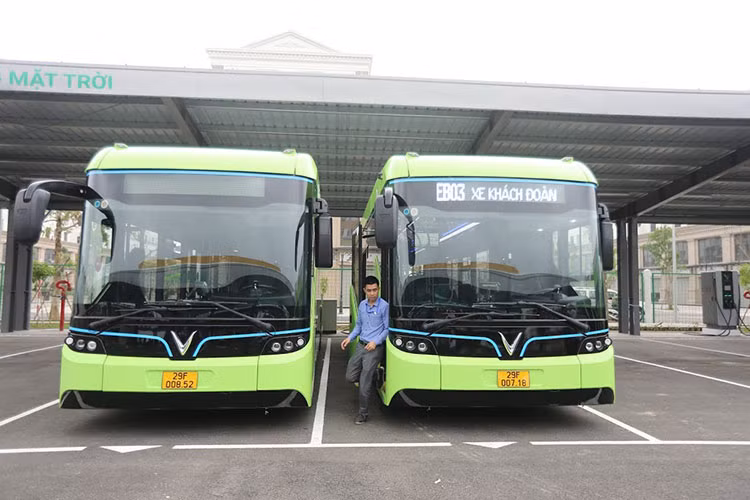 Xe buýt điện thông minh Vinfats có thiết kế thân thiện với màu xanh lá chủ đạo, tượng trưng cho định hướng đầu tư phát triển hệ sinh thái phương tiện giao thông thông minh, sử dụng năng lượng xanh, thân thiện môi trường của hãng xe thương hiệu Việt.