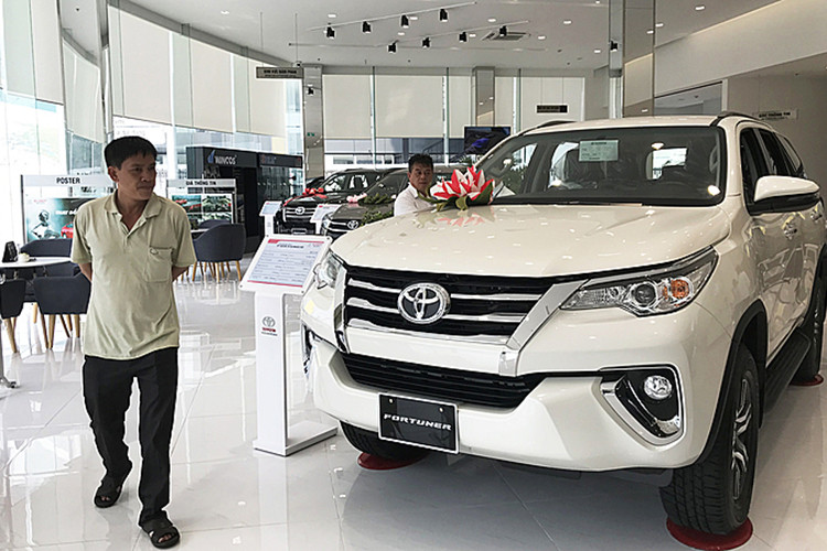 Doanh số bán hàng của Toyota Fortuner trong tháng 2 vừa qua đạt 528 xe, giảm nhẹ 162 xe so với tháng trước (690 xe), cộng dồn hai tháng đạt 1.218 xe bán ra. Mặc dù doanh số giảm nhưng Fortuner hiện vẫn đang là một trong ba mẫu xe chủ chốt bán chạy nhất của hãng. Xe đang được bán ra 6 phiên bản, trong đó có 2 bản nhập khẩu và 4 bản lắp ráp tại Việt Nam.