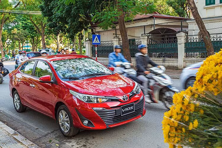 Sau khi bị Hyundai Accent soán ngôi ngay tháng đầu năm 2020 thì bước sáng tháng 2, Toyota Vios đã lấy lại phong độ "ông vua doanh số" và ghi dấu vị trí đầu bảng xếp hạng xe bán chạy nhất Việt Nam. Cụ thể, trong tháng 2, Toyota Việt Nam đã bàn giao tới tay khách hàng 2.468 xe Vios, tăng 870 xe so với tháng trước (1.598 xe) và cộng dồn hai tháng đầu năm đạt 4.066 xe bán ra.