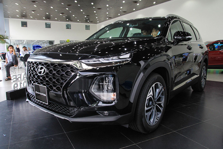 Với 549 xe bán ra trong tháng 2, giảm 187 xe so với tháng trước (736 xe) nhưng Hyundai SantaFe vẫn nghiễm nhiêm chiếm một vị trí trong top xe bán chạy. Như vậy, trong hai tháng đầu năm, TC Motor đã bàn giao tới tay khách hàng 1.285 xe SantaFe. Phân khúc SUV 7 chỗ tại Việt Nam vẫn là cuộc đấu sống còn của Hyundai SantaFe, Toyota Fortuner hay Ford Everest.
