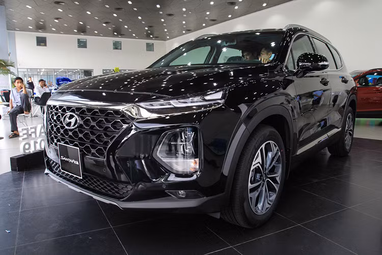 Với 549 xe bán ra trong tháng 2, giảm 187 xe so với tháng trước (736 xe) nhưng Hyundai SantaFe vẫn nghiễm nhiêm chiếm một vị trí trong top xe bán chạy. Như vậy, trong hai tháng đầu năm, TC Motor đã bàn giao tới tay khách hàng 1.285 xe SantaFe. Phân khúc SUV 7 chỗ tại Việt Nam vẫn là cuộc đấu sống còn của Hyundai SantaFe, Toyota Fortuner hay Ford Everest.