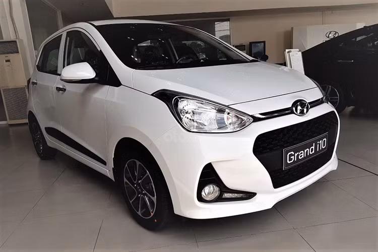 Cũng tương tự người anh em cùng nhà Hyundai Accent, trong tháng 2/2020, doanh số bán của Hyundai Grand i10 cũng chỉ đạt 1.101 xe, giảm 485 xe so với tháng trước (1.586 xe) và cộng dồn hai tháng đầu năm đạt 2.687 xe bán ra. Mặc dù doanh số giảm nhưng vẫn đủ để Grand i10 giữ vững một vị trí trong top xe bán chạy tại thị trường Việt. 