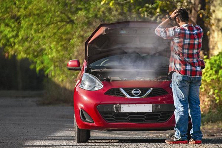 Vào mùa hè nhiệt độ tăng cao khiến cho động cơ xe ôtô bị nóng quá mức, nước bốc lên tạo nhiều hơi trong đường ống, có thể làm liệt vị trí mối nối, thậm chí gây nổ đường ống. Nếu đường ống và mối nối tốt, nhiệt độ sẽ tăng lên nữa, piston bị giãn nở, dẫn đến hiện tượng “bó máy”, tốn nhiều chi phí để sửa chữa cho chiếc xe ôtô của bạn.