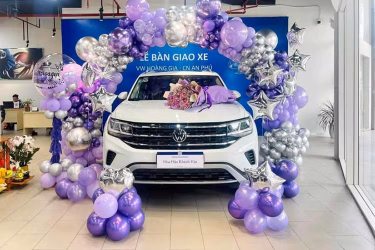 Hiện giá xe Volkswagen Teramont đang bán ra chính hãng với mức niêm yết là 2,499 tỷ đồng. Khách hàng mua xe trong tháng 11 này đang được hỗ trợ 100% phí trước bạ tương đương 250 triệu và tặng Thẻ đặc quyền dịch vụ trị giá 50 triệu. 