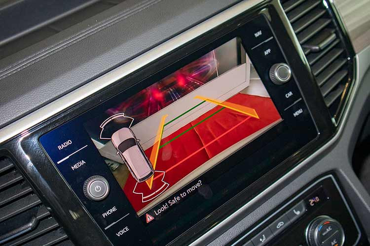 Tiện nghi của Volkswagen Teramont cũng đáng chú ý khi ghế lái có thể chỉnh điện 14 hướng, nhớ ghế, ghế phụ 8 hướng kèm tính năng sưởi/massage... Hàng ghế thứ 2 có thể trượt/ngả, điều chỉnh độ cao phù hợp với các cách bố trí không gian linh hoạt với người dùng. Trong khi đó, không gian hàng ghế cuối của xe tương đối rộng với những người có thân khoảng 1,7m trở xuống.