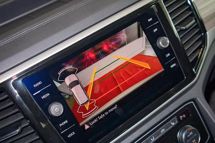 Tiện nghi của Volkswagen Teramont cũng đáng chú ý khi ghế lái có thể chỉnh điện 14 hướng, nhớ ghế, ghế phụ 8 hướng kèm tính năng sưởi/massage... Hàng ghế thứ 2 có thể trượt/ngả, điều chỉnh độ cao phù hợp với các cách bố trí không gian linh hoạt với người dùng. Trong khi đó, không gian hàng ghế cuối của xe tương đối rộng với những người có thân khoảng 1,7m trở xuống.