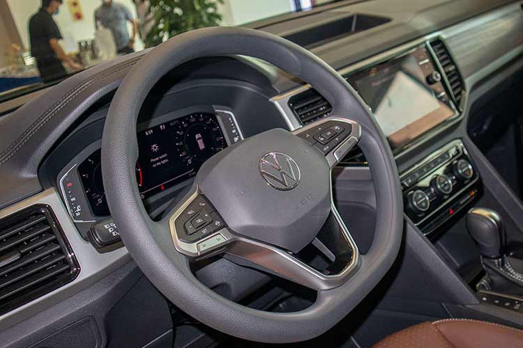 Về mặt không gian, Volkswagen Teramont thế hệ mới là chiếc xe sở hữu cấu hình 7 chỗ ngồi với chất liệu da cao cấp tông màu nâu sang trọng. Phần đệm ghế của Teramont 2021 khá mềm mại và có độ này tốt, ghế lái ôm sát cơ thể là điểm cộng lớn.