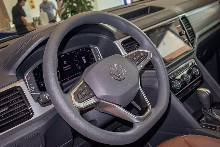 Về mặt không gian, Volkswagen Teramont thế hệ mới là chiếc xe sở hữu cấu hình 7 chỗ ngồi với chất liệu da cao cấp tông màu nâu sang trọng. Phần đệm ghế của Teramont 2021 khá mềm mại và có độ này tốt, ghế lái ôm sát cơ thể là điểm cộng lớn.