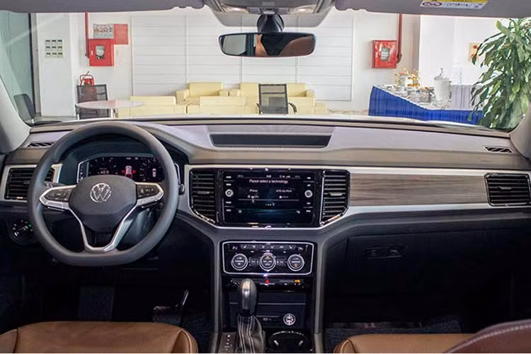 Không chỉ rộng rãi, xe còn có đầy đủ các tiện ích hiện đại như: đồng hồ kỹ thuật số Digital Cockpit Pro, màn hình trung tâm 8 inch hỗ trợ cảm ứng, kết nối Apple CarPlay/Android Auto, sạc không dây, điều hòa tự động 3 vùng, ghế trước tích hợp sưởi, hai ghế sau có thể gập phẳng và cửa sổ trời toàn cảnh mang lại không gian thoáng đãng, thoải mái. 