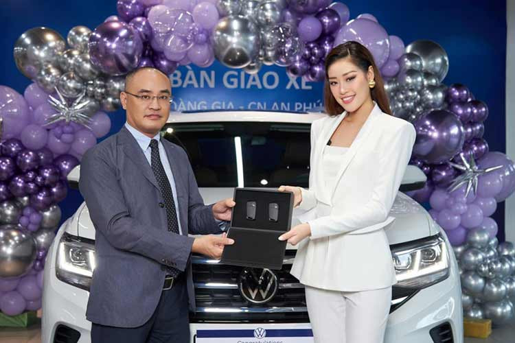 Mẫu Volkswagen Teramont của hoa hậu Khánh Vân mới tậu được định ở phân khúc SUV cỡ lớn ở Việt Nam. Chính vì thế nó có thể đáp ứng được mọi nhu cầu của người đẹp này. Về ngoại hình, Volkswagen Teramont sở hữu đèn pha/cos là công nghệ LED IQ.LIGHT dạng bóng chiếu có khả năng thích ứng lồng ghép 2 dải định vị ban ngày... cụm đèn hậu LED 3D có đồ họa khá bắt mắt.