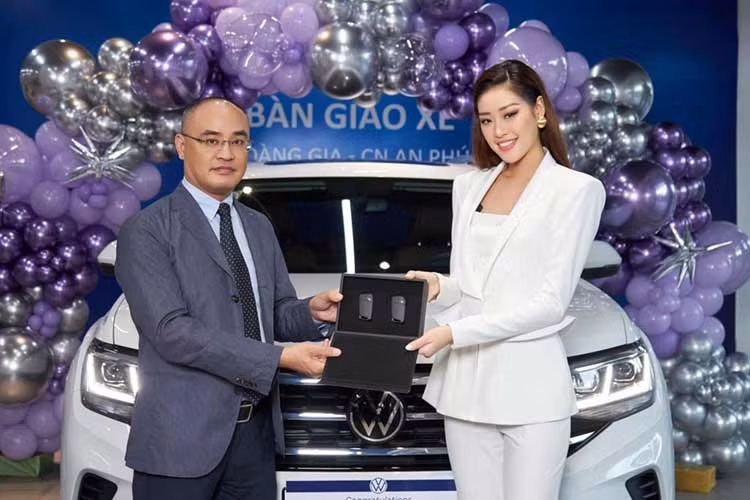 Mẫu Volkswagen Teramont của hoa hậu Khánh Vân mới tậu được định ở phân khúc SUV cỡ lớn ở Việt Nam. Chính vì thế nó có thể đáp ứng được mọi nhu cầu của người đẹp này. Về ngoại hình, Volkswagen Teramont sở hữu đèn pha/cos là công nghệ LED IQ.LIGHT dạng bóng chiếu có khả năng thích ứng lồng ghép 2 dải định vị ban ngày... cụm đèn hậu LED 3D có đồ họa khá bắt mắt.