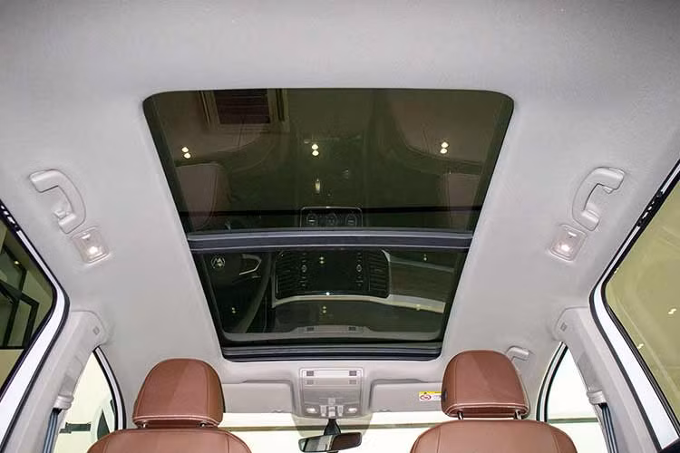 Nằm dưới nắp capo của chiếc SUV Volkswagen Teramont là động cơ tăng áp 4 xy-lanh 2.0L, sản sinh công suất 220 mã lực và mô-men xoắn 350 Nm. Đi kèm với động cơ là hộp số tự động 8 cấp và hệ dẫn động 4 bánh 4Motion. 