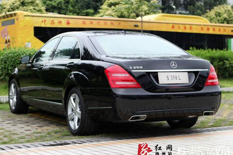 Ngoài ra, cô còn sở hữu một chiếc Mercedes-Benz S350 L mới.
