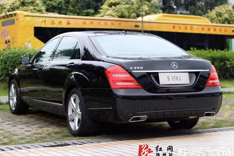 Ngoài ra, cô còn sở hữu một chiếc Mercedes-Benz S350 L mới.