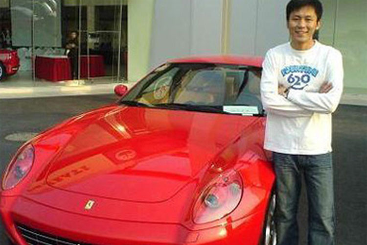 Siêu xe Ferrari cũng không nằm ngoài tầm tay của Lý Thần.