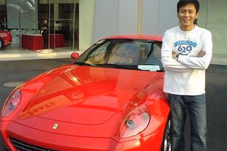 Siêu xe Ferrari cũng không nằm ngoài tầm tay của Lý Thần.