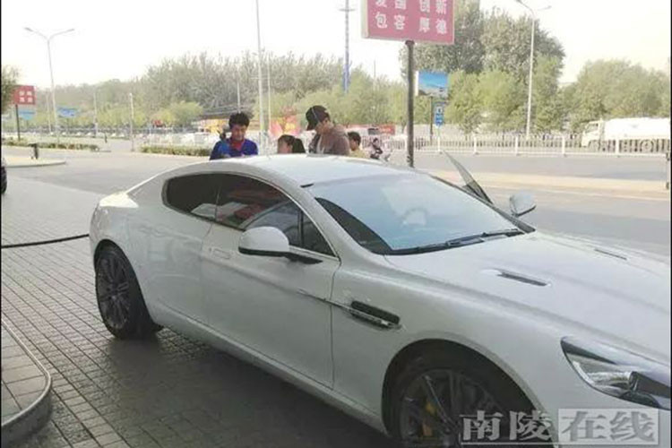 Năm 2011, Lý Thần khi tham gia vai phụ phim "Thất tình 33 ngày" và bị các phóng viên phát hiện sử dụng chiếc siêu xe Aston Martin Rapide S giá 3 triệu NDT (khoảng 10,6 tỷ đồng) trong lúc đổ xăng bên đường.