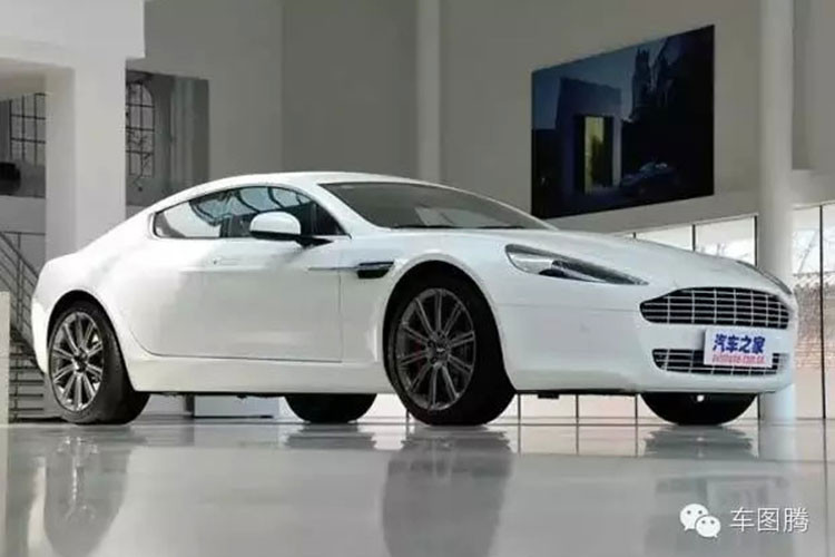 Đầu năm 2013 anh vẫn sử dụng Rapide S đưa đón Trương Hinh Dư.