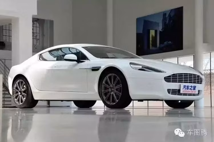 Đầu năm 2013 anh vẫn sử dụng Rapide S đưa đón Trương Hinh Dư.