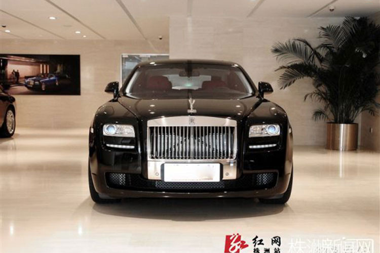 Sau đó Lý Thần "lên đời" với các dòng xe thể thao từ Volkswagen Beetle đến BMW 325i rồi sang Mercedes-Benz E-class... nhưng đắt giá nhất có lẽ là chiếc xe siêu sang Rolls-Royce của thương hiệu Anh quốc.