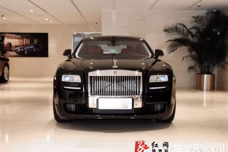 Sau đó Lý Thần "lên đời" với các dòng xe thể thao từ Volkswagen Beetle đến BMW 325i rồi sang Mercedes-Benz E-class... nhưng đắt giá nhất có lẽ là chiếc xe siêu sang Rolls-Royce của thương hiệu Anh quốc.