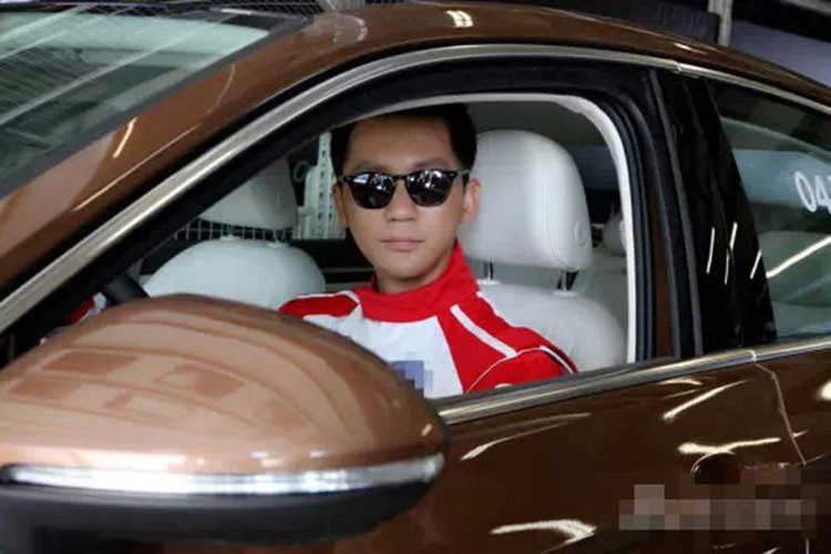 Dàn siêu xe của Lý Thần cũng không hề kém cạnhn Phạm Băng Băng, nam tài tử từng lọt vào Danh sách người nổi tiếng của Forbes Trung Quốc với vị trí 35. Chiếc xe sang của Lý Thần sử dụng đầu tiên là Mercedes-Benz ML320 trị giá 998.000 NDT (3,5 tỷ đồng).