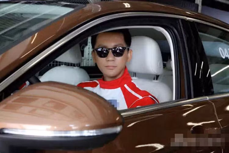 Dàn siêu xe của Lý Thần cũng không hề kém cạnhn Phạm Băng Băng, nam tài tử từng lọt vào Danh sách người nổi tiếng của Forbes Trung Quốc với vị trí 35. Chiếc xe sang của Lý Thần sử dụng đầu tiên là Mercedes-Benz ML320 trị giá 998.000 NDT (3,5 tỷ đồng).