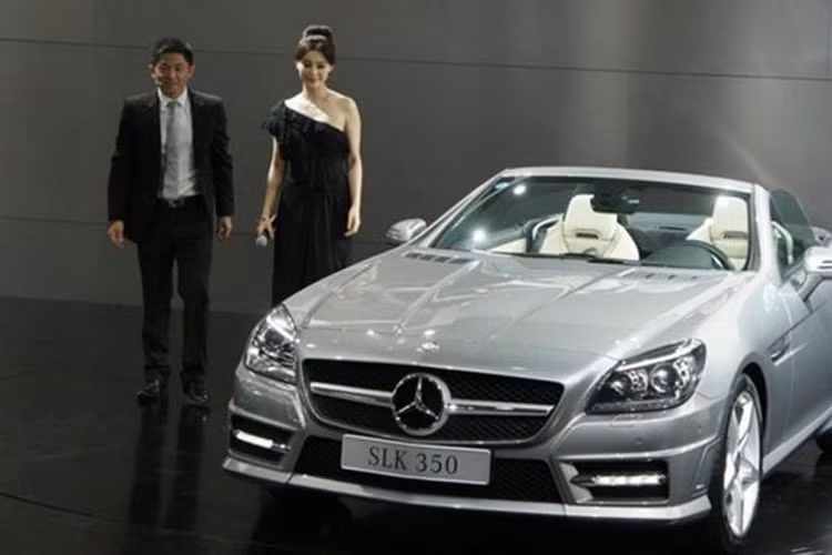 Phạm Băng Băng cũng là chủ nhân của chiếc Mercedes-Benz S350L, dòng xe thế hệ thứ 9 của Mercedes-Benz S-class thế hệ W221, giá trị 2,7 triệu NDT. Công chúng từng trầm trồ khi Phạm Băng Băng đứng bên chiếc xe sang chảnh này trong một buổi ra mắt tại thị trường Trung Quốc.