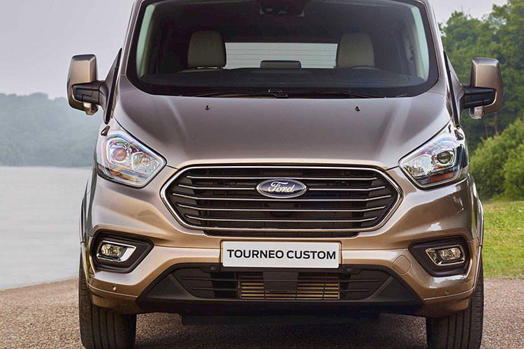 Về bản chất, Tourneo được phát triển từ hệ thống gầm bệ của Transit - mẫu minibus quen thuộc và bán chạy nhất tại Việt Nam. Do đó, kích thước xe cũng có phần tương đồng. Theo chia sẻ từ tư vấn bán hàng, mẫu xe Tourneo sẽ được thiết kế phục vụ gia đình hoặc khách hạng sang chứ không chở khách thông thường như Transit.