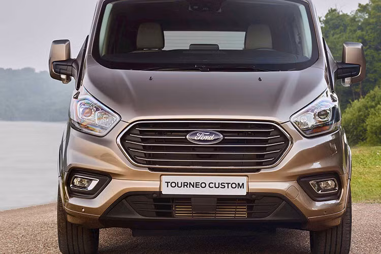 Về bản chất, Tourneo được phát triển từ hệ thống gầm bệ của Transit - mẫu minibus quen thuộc và bán chạy nhất tại Việt Nam. Do đó, kích thước xe cũng có phần tương đồng. Theo chia sẻ từ tư vấn bán hàng, mẫu xe Tourneo sẽ được thiết kế phục vụ gia đình hoặc khách hạng sang chứ không chở khách thông thường như Transit.