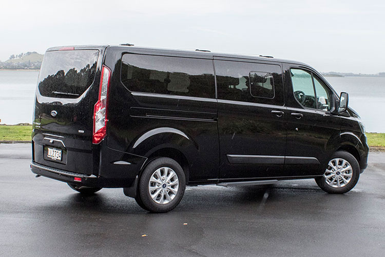 Giá xe Ford Tourneo hiện chưa được tiết lộ nhưng theo dự kiến thì nó sẽ bán ra khoảng 1 tỷ đồng, rẻ hơn các đối thủ cùng phân khúc. Điều này hứa hẹn sẽ mang lại một làn gió mới cho phân khúc xe MPV tại Việt Nam.