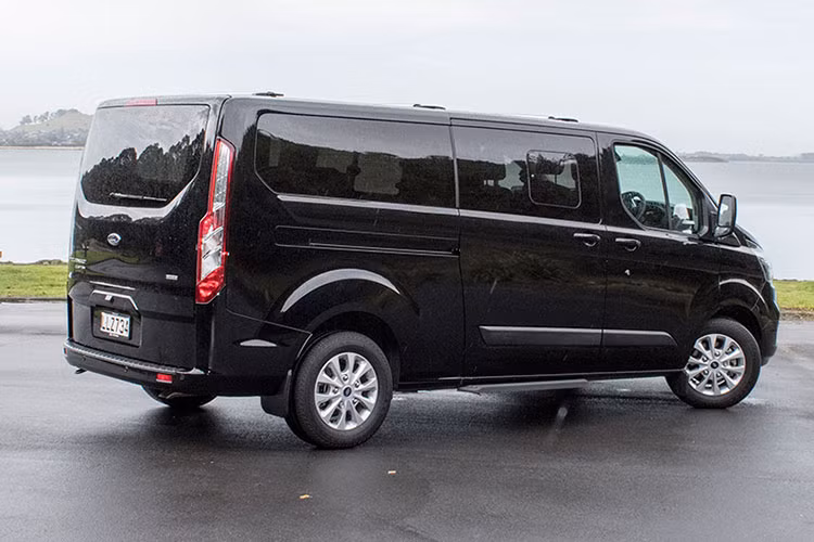 Giá xe Ford Tourneo hiện chưa được tiết lộ nhưng theo dự kiến thì nó sẽ bán ra khoảng 1 tỷ đồng, rẻ hơn các đối thủ cùng phân khúc. Điều này hứa hẹn sẽ mang lại một làn gió mới cho phân khúc xe MPV tại Việt Nam.