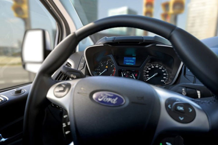 Mẫu xe Ford Tourneo 2019 có khoang cabin thiết kế khá hiện đại như những mẫu xe Ford sedan hay SUV đời mới nhất. Vô-lăng 3 chấu kiểu mới. Màn hình giải trí trung tâm 8 inch đặt nổi, tích hợp SYNC 3. Bản tiêu chuẩn chỉ có đầu CD và SYNC 1. Hàng ghế thứ 3 có thể gập thông qua điều khiển điện, cửa sổ trời, gương chiếu hậu điều khiển điện...