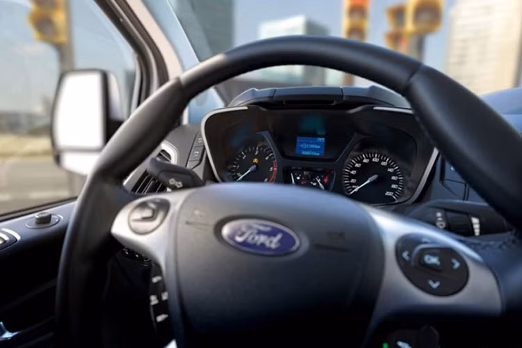 Mẫu xe Ford Tourneo 2019 có khoang cabin thiết kế khá hiện đại như những mẫu xe Ford sedan hay SUV đời mới nhất. Vô-lăng 3 chấu kiểu mới. Màn hình giải trí trung tâm 8 inch đặt nổi, tích hợp SYNC 3. Bản tiêu chuẩn chỉ có đầu CD và SYNC 1. Hàng ghế thứ 3 có thể gập thông qua điều khiển điện, cửa sổ trời, gương chiếu hậu điều khiển điện...