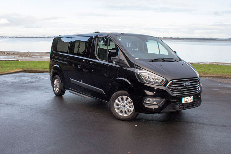 Tại Việt Nam, sau khi ra mắt Ford Tourneo sẽ cạnh tranh trực tiếp với những cái tên lớn như KIA Sedona hay Peugeot Traveller của Thaco mới ra mắt - cả hai mẫu xe này đều đang sở hữu mức giá hơn 1 tỷ đồng.