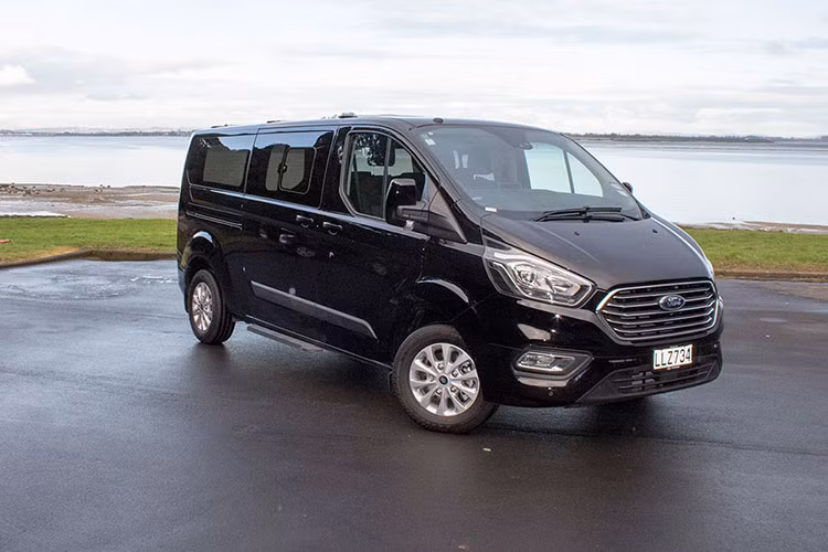 Tại Việt Nam, sau khi ra mắt Ford Tourneo sẽ cạnh tranh trực tiếp với những cái tên lớn như KIA Sedona hay Peugeot Traveller của Thaco mới ra mắt - cả hai mẫu xe này đều đang sở hữu mức giá hơn 1 tỷ đồng.