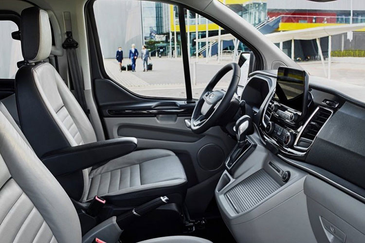 Là một mẫu MPV cỡ trung, hay còn được gọi là minibus, mẫu xe MPV Ford Tourneo được đưa ra nhiều kiểu bố trí nội thất khác nhau tuỳ thuộc mục đích sử dụng. Hiện chưa rõ phiên bản bán ra ở Việt Nam sẽ có mấy chỗ ngồi. Xe có thể được sắp xếp 8 hoặc 9 chỗ. Ngoài ra, Tourneo còn bản Connect nhỏ hơn với 5 hoặc 7 chỗ ngồi. Bản bán ra ở Việt Nam có khả năng là bản 9 chỗ.