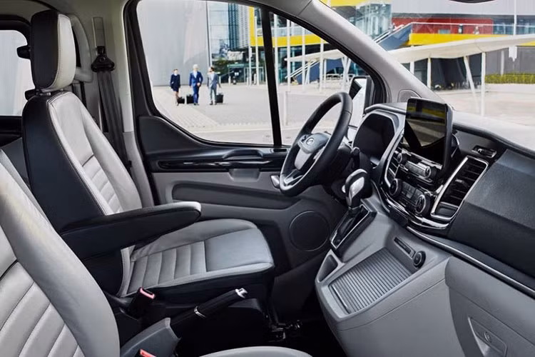 Là một mẫu MPV cỡ trung, hay còn được gọi là minibus, mẫu xe MPV Ford Tourneo được đưa ra nhiều kiểu bố trí nội thất khác nhau tuỳ thuộc mục đích sử dụng. Hiện chưa rõ phiên bản bán ra ở Việt Nam sẽ có mấy chỗ ngồi. Xe có thể được sắp xếp 8 hoặc 9 chỗ. Ngoài ra, Tourneo còn bản Connect nhỏ hơn với 5 hoặc 7 chỗ ngồi. Bản bán ra ở Việt Nam có khả năng là bản 9 chỗ.