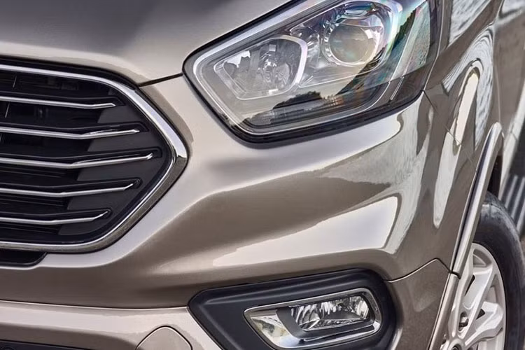 Ngoài ra, theo một số nguồn tin cho hay - mẫu xe Ford Tourneo tại Việt Nam sẽ sử dụng động cơ tăng áp EcoBoost 4 xi-lanh, dung tích 2.0L cùng hộp số tự động 6 cấp. Với động cơ này, Ford Tourneo sở hữu công suất tối đa 193 mã lực và mô-men xoắn cực đại 300 Nm.