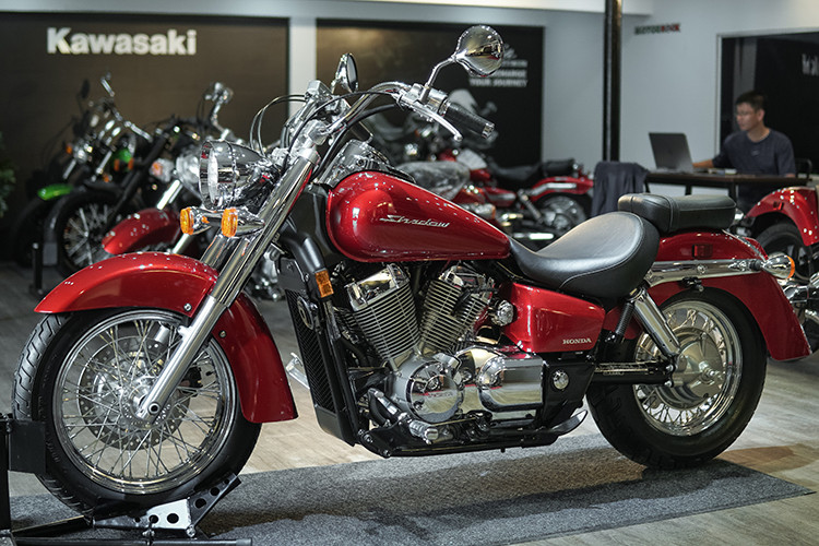 Nhằm đáp ứng theo sự yêu thích, mong đợi của những người đam mê mẫu cruiser cổ điển - một đại lý xe phân khối lớn ở Sài Gòn đã nhập về mẫu xe Honda Shadow Aero 750 phiên bản 2015 từ Mỹ. Được biết, mẫu xe này được nhập về theo nhu cầu của nhiều khách hàng ưa chuông sự hoài cổ và phong cách của Honda Shadow Aero 750 2015.