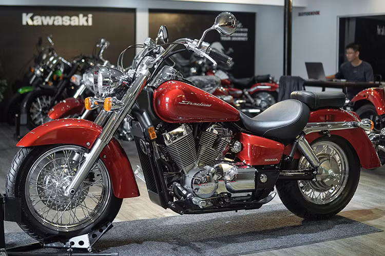 Nhằm đáp ứng theo sự yêu thích, mong đợi của những người đam mê mẫu cruiser cổ điển - một đại lý xe phân khối lớn ở Sài Gòn đã nhập về mẫu xe Honda Shadow Aero 750 phiên bản 2015 từ Mỹ. Được biết, mẫu xe này được nhập về theo nhu cầu của nhiều khách hàng ưa chuông sự hoài cổ và phong cách của Honda Shadow Aero 750 2015.