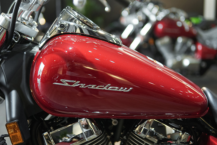 Xe sở hữu tay lái rộng cong về sau và gác chân hướng về trước. Với độ dài trục cơ sở lên tới 1,64 mét, chiếc xe có dáng "trường" đầy hấp dẫn các tay chơi. Phía trên chảng ba phía trước là 3 đèn báo khác gồm báo xăng, xi-nhan và pha. Để khiến chiếc xe có được vẻ đẹp của sự tối giản, hai bên bình xăng chỉ được dán logo Shadow.