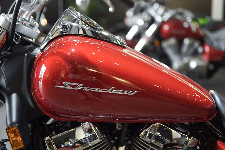 Xe sở hữu tay lái rộng cong về sau và gác chân hướng về trước. Với độ dài trục cơ sở lên tới 1,64 mét, chiếc xe có dáng "trường" đầy hấp dẫn các tay chơi. Phía trên chảng ba phía trước là 3 đèn báo khác gồm báo xăng, xi-nhan và pha. Để khiến chiếc xe có được vẻ đẹp của sự tối giản, hai bên bình xăng chỉ được dán logo Shadow.