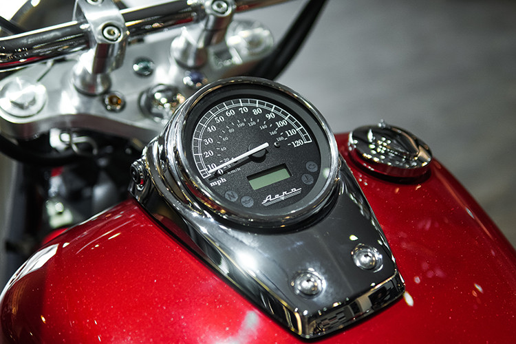 Bảng đồng hồ của xe nằm ngay trên bình nhiên liệu với thiết kế đơn giản với duy nhất đồng hồ báo tốc độ, kèm theo một số đèn báo và màn hình LCD nhỏ để chỉ ODO và quãng đường đi được. Bình xăng hình hạt đậu của các thế hệ Shadow trước vẫn tiếp tục được giữ lại.