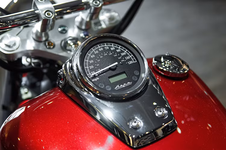 Bảng đồng hồ của xe nằm ngay trên bình nhiên liệu với thiết kế đơn giản với duy nhất đồng hồ báo tốc độ, kèm theo một số đèn báo và màn hình LCD nhỏ để chỉ ODO và quãng đường đi được. Bình xăng hình hạt đậu của các thế hệ Shadow trước vẫn tiếp tục được giữ lại.