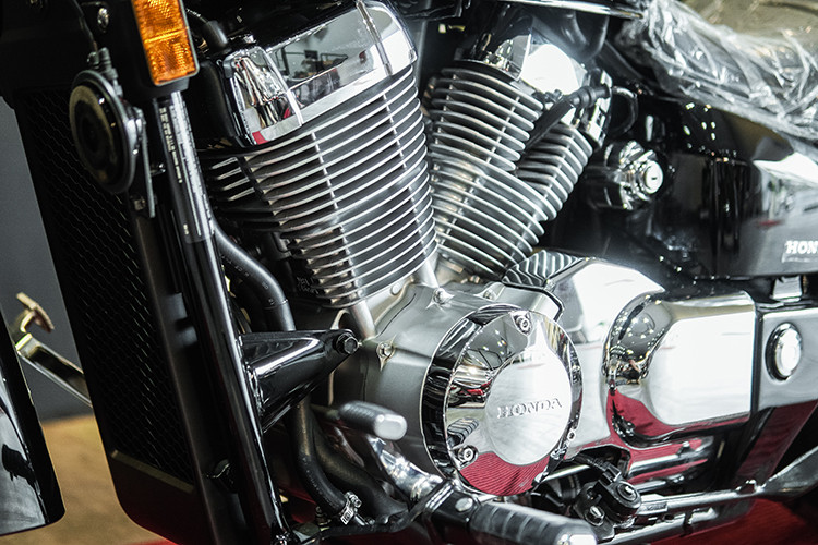 Honda Shadow 750 Aero mang nét thiết kế hài hoà, đậm chất Mỹ. Là một dòng xe 750 phân khối, tuy nhiên việc điều khiển xe lại cực kỳ dễ dàng, bạn có thể sử dụng mẫu xe này đi lại hằng ngày trong thành phố đông đúc mà không quá cồng kềnh. Còn những chuyến tour dài thì có thể nói Shadow 750 là một lựa chọn không thể tuyệt vời hơn.