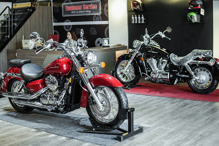 Ở lần giới thiệu này, bên cạnh màu sơn đỏ Dunhill đặc trưng của Honda, mẫu Shadow Aero 750 còn có thêm màu đen cho khách hàng lựa chọn. Hiện tại, mẫu xe này chưa có giá bán chính thức - nhưng theo nguồn tin của Kiến Thức thì giá xe Honda Shadow Aero 750 đời 2015 sẽ vào khoảng dưới 400 triệu đồng.